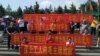 中国佳士工人声援团部分成员拉横幅参拜毛泽东故乡韶山（推特图片）