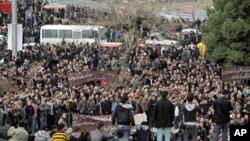 Xwenîşandar Rexneyê li Mesud Barzanî digirin