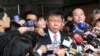 台北市长柯文哲在台北市政府门前接受采访（美国之音许波拍摄 资料照片）