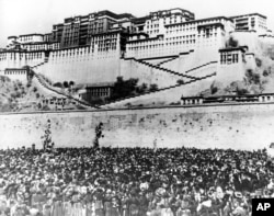1959 年3月17日，数千名藏族妇女包围了拉萨布达拉宫，无声抗议中国统治和压迫