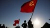 中国解放军军人在内蒙古朱日和训练基地准备参加阅兵，庆祝解放军建军90周年。中共党旗在前，国旗居中，军旗在后（2017年7月30日）