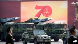 2019年10月1日在北京天安门广场举行为庆祝中共建政70年举行的阅兵式上展示的中国车载东风17型弹道导弹。