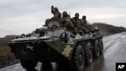 乌克兰士兵乘坐军车驶往乌东顿涅茨克地区的乌格列达尔的作战前线。（2023年4月9日）