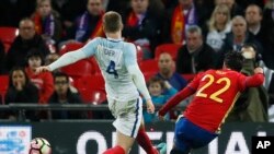 Isco, à droite, se dispute avec Eric Dier lors du match entre l'Angleterre et l'Espagne, Londres, le 15 novembre 2016. 