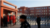 北京宣武师范学校附属第一小学发生男子砍伤小学生事件后警察站在校门口。（2018年1月8日 推特截图）