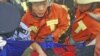 图为9月27日上海地铁发生追尾事故发生之后，救援人员正在救出伤者