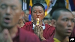 流亡印度的藏人举行抗议，他们说中国政府的严厉统治导致藏人自焚(2011年10月20号资料照)