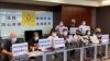 香港多个民主派团体、学生及教师组织10月7日举行记者会发表联合声明，谴责教育局以有计划宣扬港独信息为由，取消一名小学教师注册资格，是无理处罚，形同对教育界政治迫害及批斗。 (美国之音/汤惠芸)