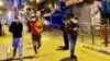 香港政府宣布1月25日傍晚6时开始，持阴性病毒检测证明的人士，可以登记离开佐敦封锁区，被禁足接近40小时的居民重获自由后离开封锁区时向传媒挥手。 (美国之音/汤惠芸)