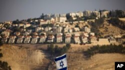 Drapeau israélien devant la colonie juive de Maaleh Adumim en Cisjordanie, le 7 septembre 2009.