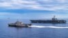 美国海军公布的照片显示，一架F-35C战斗机从“卡尔文森”号航空母舰飞行甲板上起飞，这艘航母与“塔尔萨”号濒海战斗舰正在驶过南中国海。(2021年9月7日)