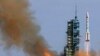 中国发射神舟10号太空船（2013年6月11日）。中国一些民企在神舟10号太空船等高端军工项目中发挥了重要作用