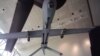 华盛顿史密森国家航空航天博物馆展出的携带地狱火导弹的捕食者无人机(美国之音王南拍摄)
