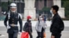 戴着口罩的游人在台北中正纪念堂看卫兵升旗仪式。（2020年3月11日）