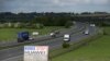英国公路旁一个敦促约翰逊首相禁用华为的标语（路透社2020年5月1日）