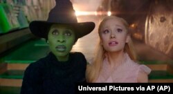 ภาพจากส่วนหนึ่งของ "Wicked" ที่นำแสดงโดย ซินเธีย เอริโวและอารีอานา กรานเด