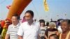2010年9月27日，与日本巡逻船相撞的中国拖网渔船船长詹启雄（中）被日本释放后在福建家乡受到欢迎