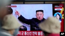 资料照：2023年4月13日星期四，韩国首尔火车站的新闻节目报道了朝鲜的导弹发射，电视屏幕上出现了朝鲜领导人金正恩的照片。（美联社）