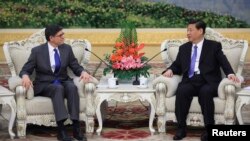 美国财政部长杰克•卢2013年3月19日在人民大会堂同中国国家主席习近平举行会谈时，跟中国国家主席习近平谈话。