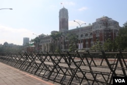 总统府前的拒马（杨明 拍摄）