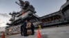 罗斯福号航母停靠在关岛进行隔离和病毒检查（美国海军2020年4月7日照片）