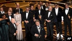 Guillermo del Toro and the cast and crew of "The Shape of Water" accept the award for best picture at the Oscars on Sunday, March 4, 2018, at the Dolby Theatre in Los Angeles. (Photo by Chris Pizzello/Invision/AP)