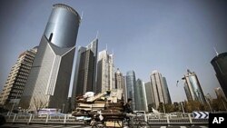 上海的摩登高楼和运垃圾的平板车
