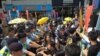 港府高官巡游宣传政改遇示威团体阻击