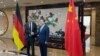 德国副总理兼经济部长罗伯特·哈贝克于 2024 年 6 月 22 日在北京与中国国家发展和改革委员会 (NDRC) 主任郑栅洁在会谈前握手。