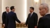 美国财政部长姆努钦和中国国家主席习近平在人民大会堂交谈。2019年2月15日