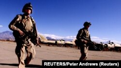 (File) Afganistan, Kabul, Members of the U.S. Army 10th Division, PW2 Shawn (R) from Texas and PFC Syrus from Idaho, patrol the Bagram airport,