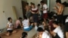 2018年8月23日，在中国广东省深圳市附近的惠州的一个公寓内，学生和其他支持佳士工厂工人组建工会的人在吃饭。