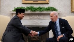 印尼总统普拉博沃在“首访”中国后紧接着抵达美国，誓言深化印尼与美国关系。普拉博沃在白宫会晤总统拜登，并与总统当选人特朗普通话。(美联社：2024年11月12日)