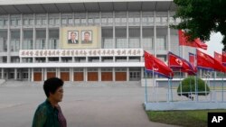 中国领导人习近平访问平壤之际，平壤街头的朝鲜与中国国旗。（2019年6月20日）