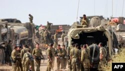 2023年10月11日，以色列军队士兵部署在以色列南部加沙边境附近的一个阵地。（法新社照片）