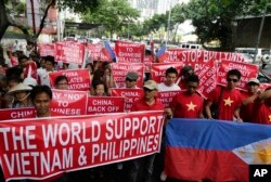 ชาวเวียดนามและฟิลิปปินส์ ร่วมเดินขบวนประท้วงการสร้างสิ่งปลูกสร้างของจีนบนหมู่เกาะพาราเซลและสแปรตลีย์ ซึ่งทั้งสองประเทศกล่าวอ้างกรรมสิทธิ์เช่นเดียวกับจีน (แฟ้มภาพเอพี)
