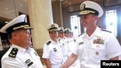 美国海军作战部长格林纳特（Jonathan Greenert）和中国海军高官在北京郊外中国海军总部的欢迎仪式上（2014年7月15日）