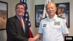 2013年9月11日中国海军司令员吴胜利和美国国防部副部长卡特在美国五角大楼会晤后握手。(美国国防部图片)