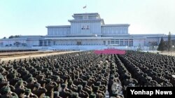 朝鲜人民军在平壤庆祝金正日生日。
