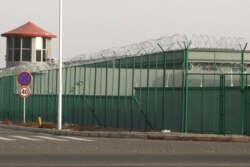 资料照：中国新疆阿图什市的一个拘留设施外的瞭望塔和铁丝网（2018年12月3日）