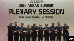 From left to right, Singapore's Prime Minister Lee Hsien Loong, Thailand's Prime Minister Prayuth Chan-ocha, Vietnam's Prime Minister Nguyen Tan Dung, Laos's Prime Minister Thongsing Thammavong, Malaysia's Prime Minister Najib Razak, Myanmar's President T