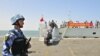 中国海军临沂舰在亚丁湾港口撤离中国公民（资料照片）