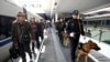 中国武警在深圳火车站巡逻。 （资料照片）