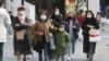 在台北，人们带着口罩逛购物区。（2020年1月31日）