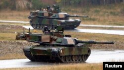 资料照：美国士兵驾驶M1A2艾布拉姆斯主战坦克在德克萨斯州一处军事基地与北约盟国一起参加多国联合军演。