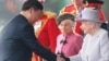 2015年10月20日英国女王伊丽莎白二世(右)迎接中国国家主席习近平