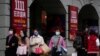 上海居民在一个购物区参加双11购物活动。（2021年11月11日）