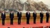 第19届中共中央政治局常委（从左至右）韩正、王沪宁、栗战书、习近平、李克强、汪洋、赵乐际同记者见面（2017年10月25日）。中共十九届一中全会在10月25日结束，新常委亮相。他们的入场顺序是按照地位高低而排列先后的，而并排站立顺序是以中间为大，习近平右侧的李克强是第二号人物，左侧的栗战书是第三号人物。这里说的的左右是对观众来说的，而对习近平来说，李克强在左侧，栗战书在右侧。