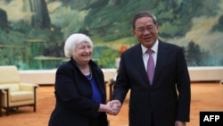 รัฐมนตรีคลังสหรัฐฯ เจเน็ต เยลเลน จับมือกับนายกรัฐมนตรีหลี่ เฉียงของจีน ที่กรุงปักกิ่ง 7 เม.ย. 2024 (Photo by Tatan Syuflana / POOL / AFP)