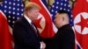美国总统特朗普和朝鲜领导人金正恩在越南河内举行美朝第二次峰会时握手。（2019年2月27日）